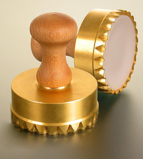 Ausstecher Ravioli, Holz/Messing, rund mit gezacktem Rand, 90mm, 1 St